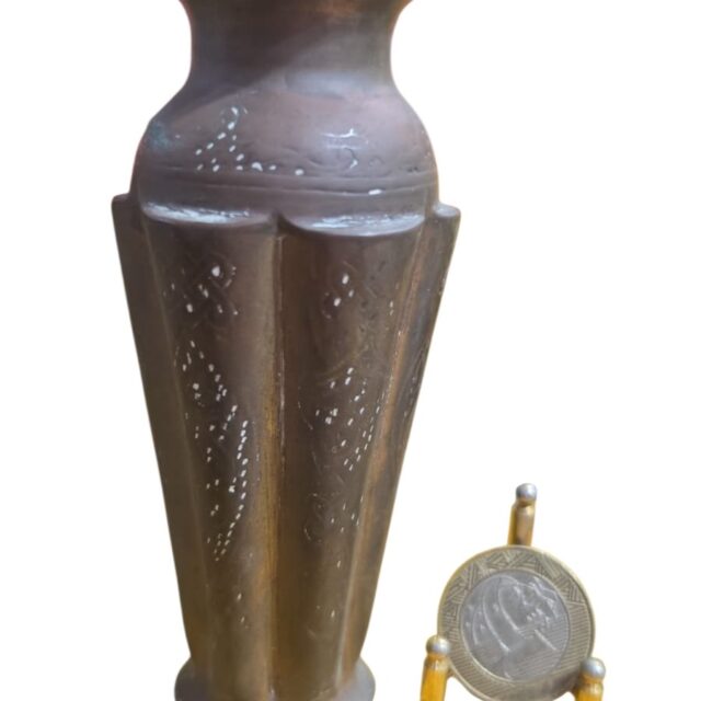 Antigo vaso em bronze indiano, ricamente cinzelado