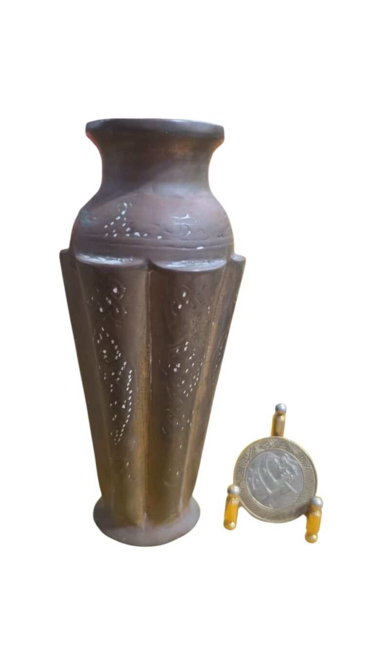 Antigo vaso em bronze indiano, ricamente cinzelado