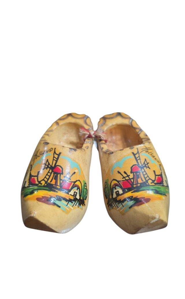 Par de sapatinhos de madeira holandeses, pintados a mão