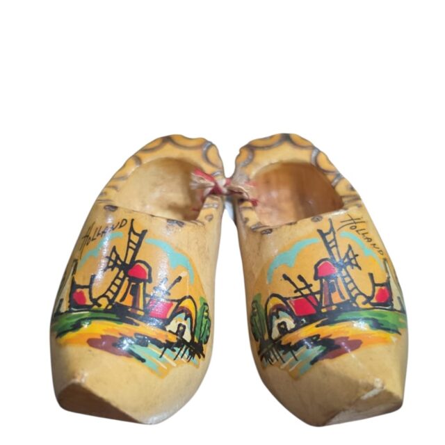 Par de sapatinhos de madeira holandeses, pintados a mão