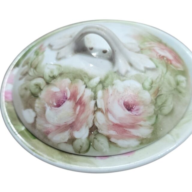 Antiga porcelana de servir pintada a mão