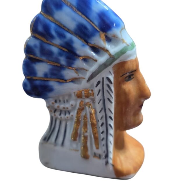 Busto de indígena de porcelana pintado a mão