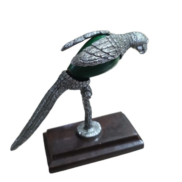Belíssima escultura antiga representando arara de metal