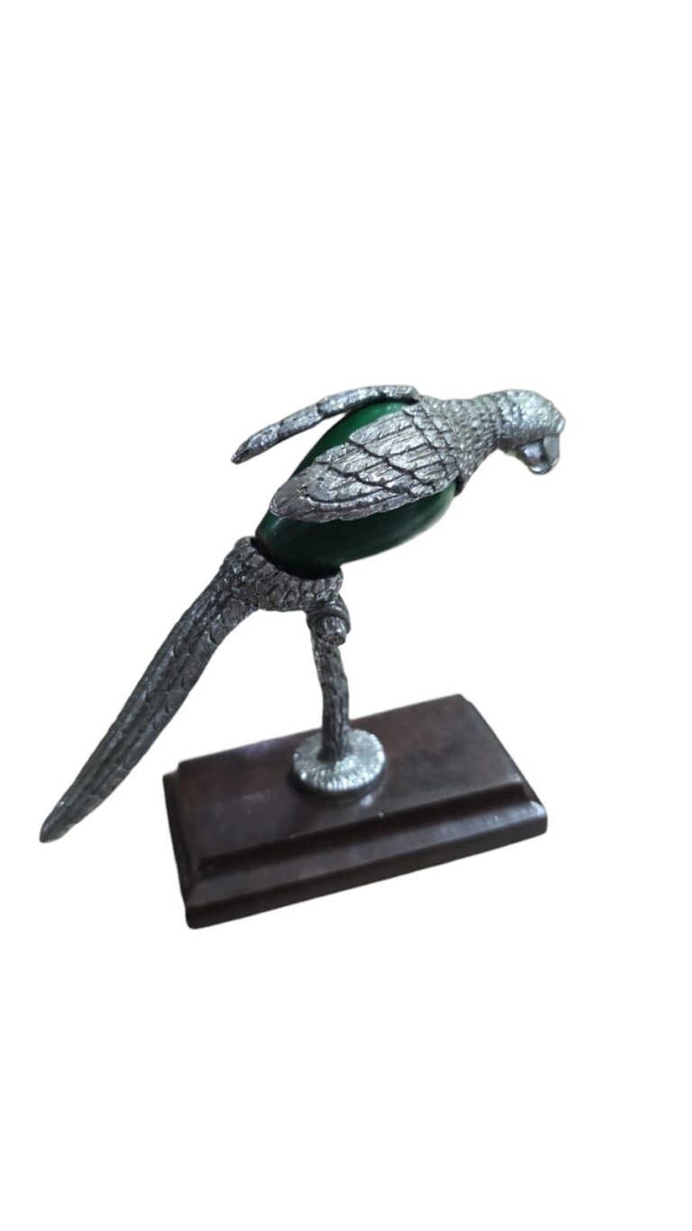 Belíssima escultura antiga representando arara de metal