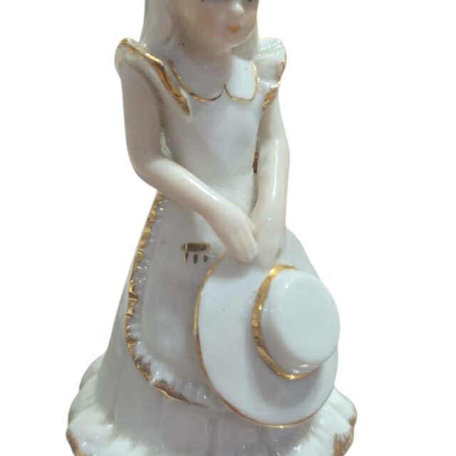 Belíssima escultura de porcelana espanhola com dourações