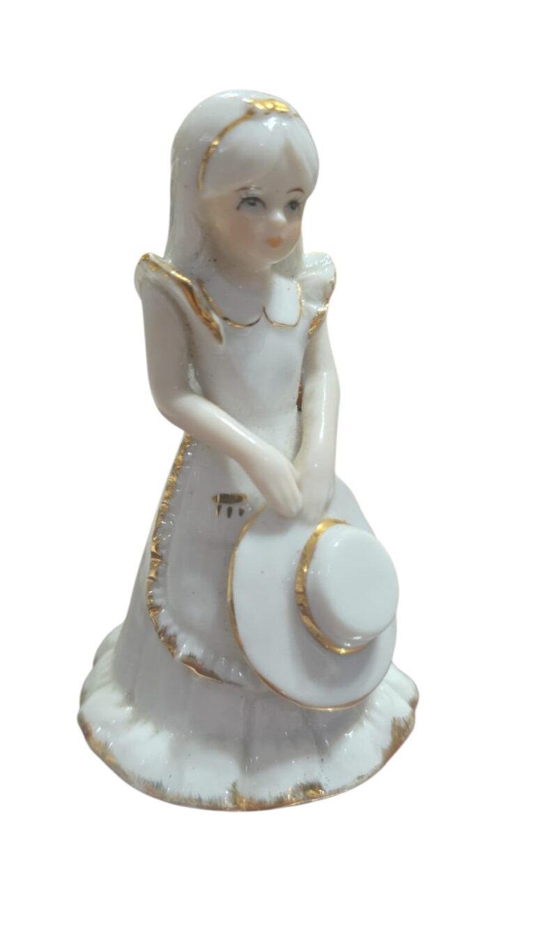 Belíssima escultura de porcelana espanhola com dourações