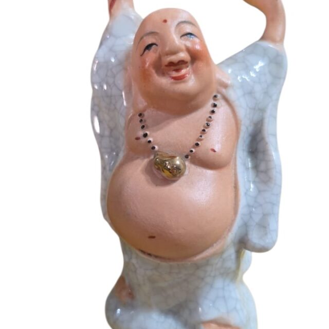 Bela escultura representando Buda, porcelana oriental