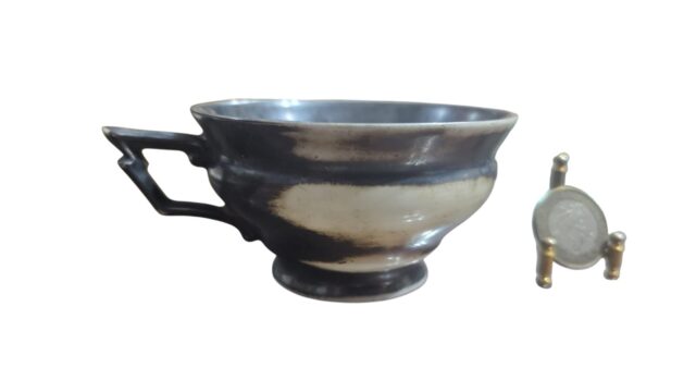 Antiga e rara xícara de chá de porcelana KPM com banho prata