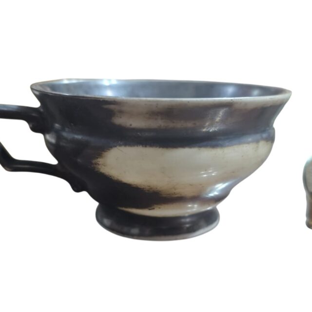 Antiga e rara xícara de chá de porcelana KPM com banho prata
