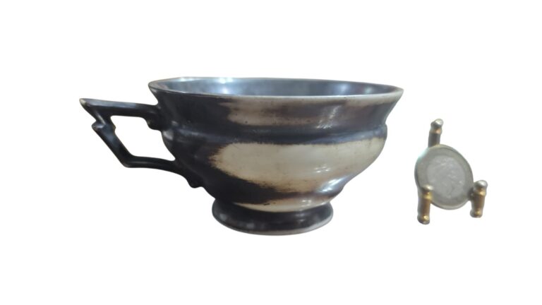 Antiga e rara xícara de chá de porcelana KPM com banho prata