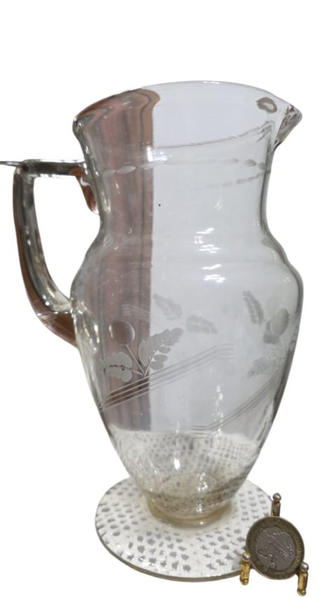 Jarra de cristal feita a mão com lapidações vegetalistas