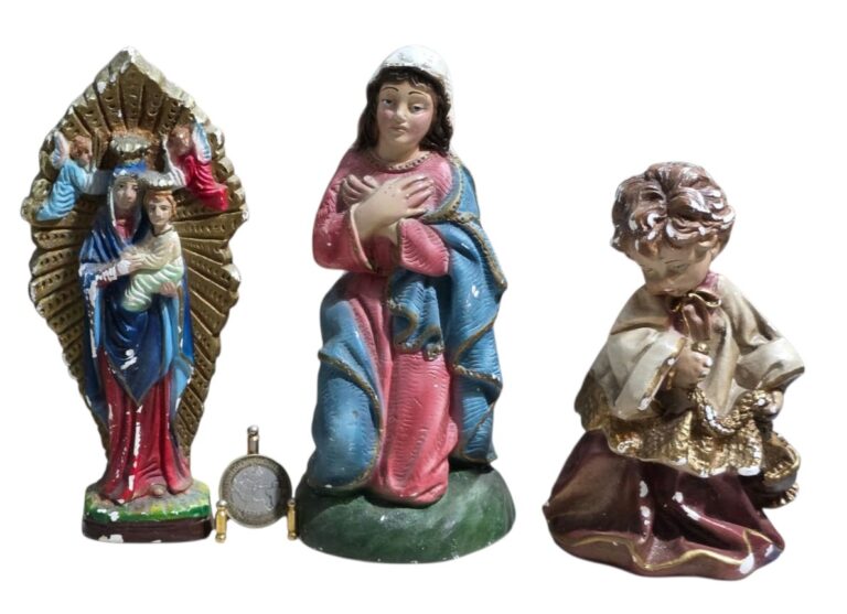 Trio de imagens religiosas em gesso