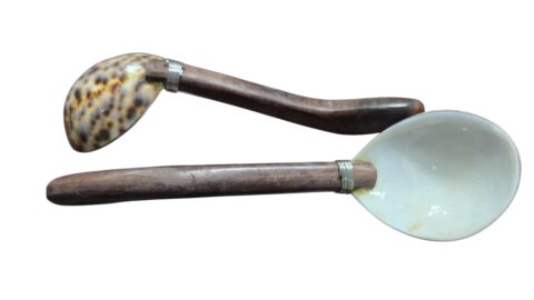 Colheres artesanais balinesas de concha e madeira. (valor unitário)