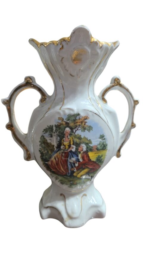 Antiga e bela ânfora de porcelana com relevos