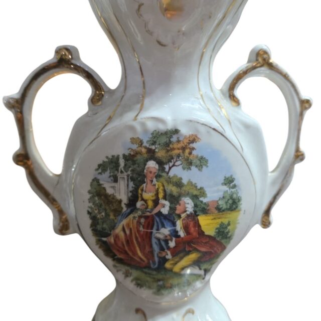 Antiga e bela ânfora de porcelana com relevos