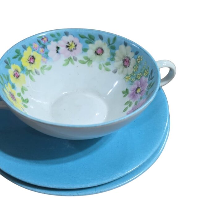 Consommé de porcelana pintado a mão, belos motivos florais, dois pires