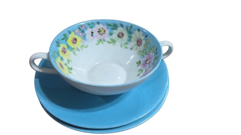 Consommé de porcelana pintado a mão, belos motivos florais, dois pires