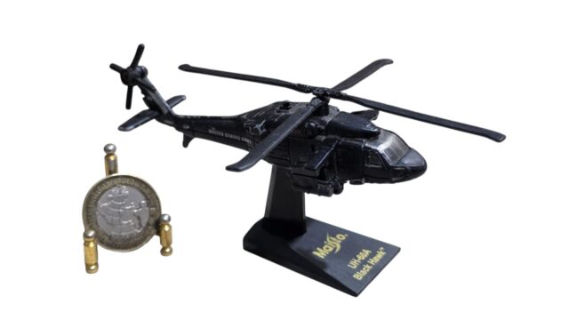 Miniatura de helicóptero em metal da marca MaiSto