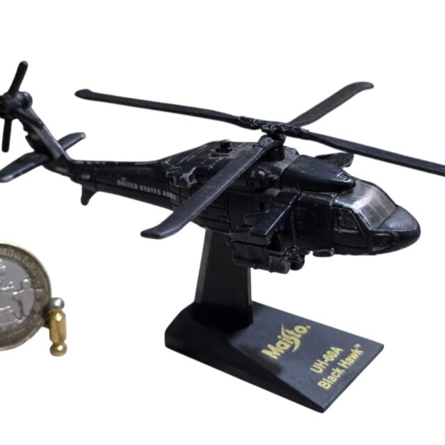 Miniatura de helicóptero em metal da marca MaiSto