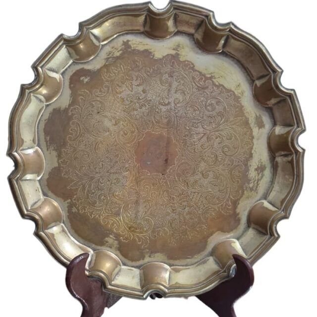 Bandeja circular Inglesa vintage em metal espessurado a prata
