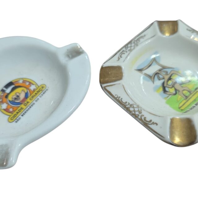 Par de antigos cinzeiros de porcelana