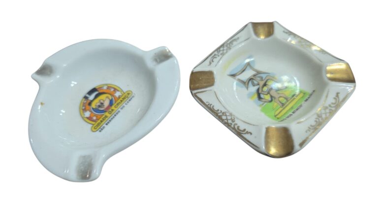 Par de antigos cinzeiros de porcelana