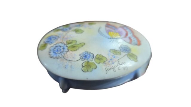 Potiche de porcelana pintado a mão, datado e assinado