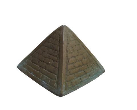 Pirâmide em bronze, chapa grossa