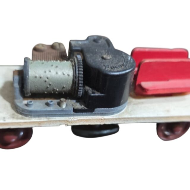 Carrinho artesanal com maquina a corda funcionando