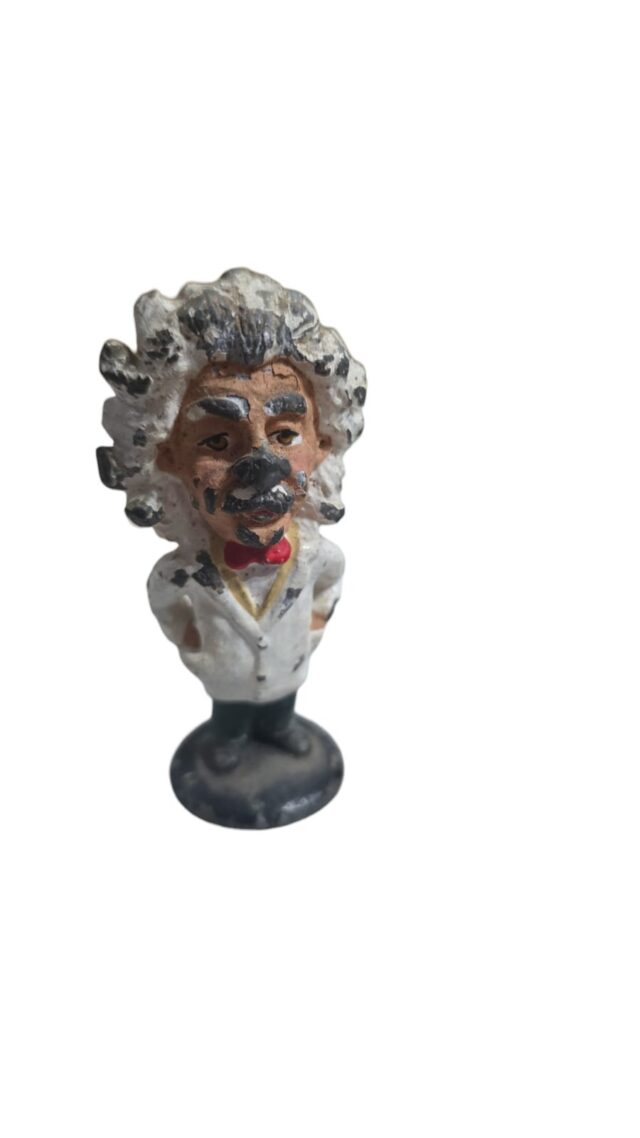 Antiga e pesada escultura de Albert Einstein, de metal
