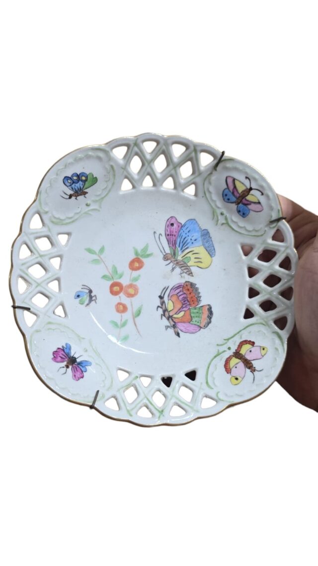 Antiga porcelana fenestrada, com linda arte feita a mão