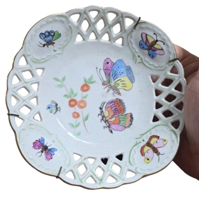 Antiga porcelana fenestrada, com linda arte feita a mão