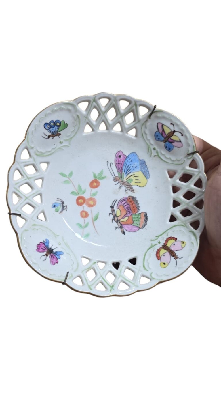 Antiga porcelana fenestrada, com linda arte feita a mão