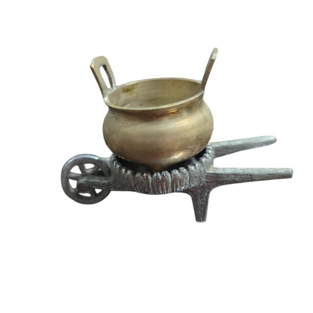 Pequeno carrinho floreira com Cachepot de bronze
