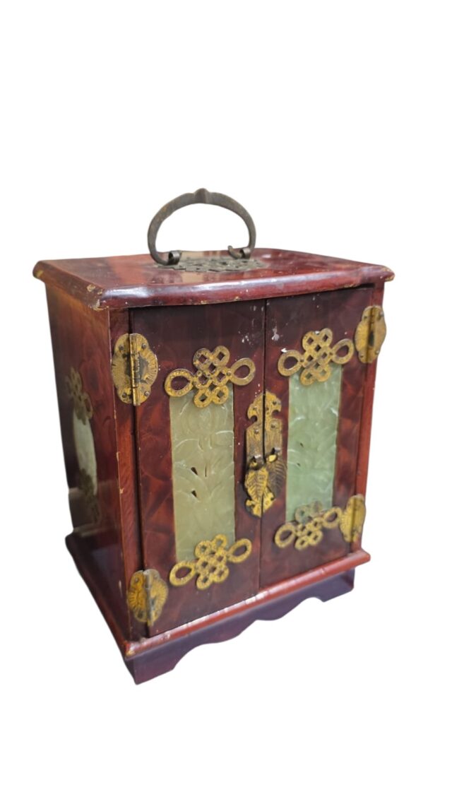 Antigo porta joias chinês feito a mão, com belíssimas ornamentações artísticas