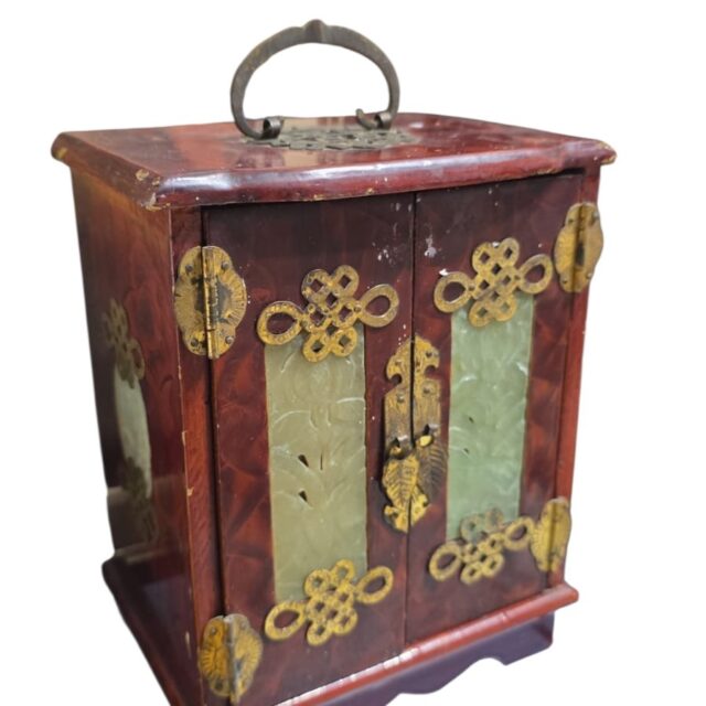 Antigo porta joias chinês feito a mão, com belíssimas ornamentações artísticas
