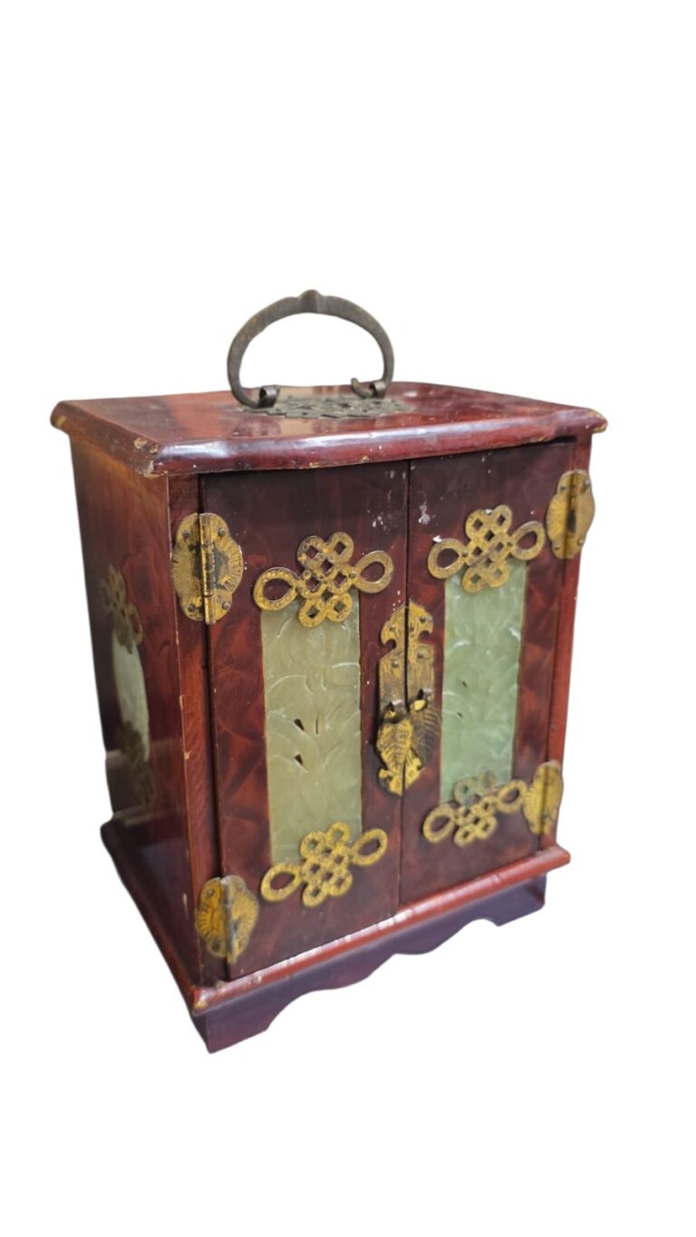 Antigo porta joias chinês feito a mão, com belíssimas ornamentações artísticas