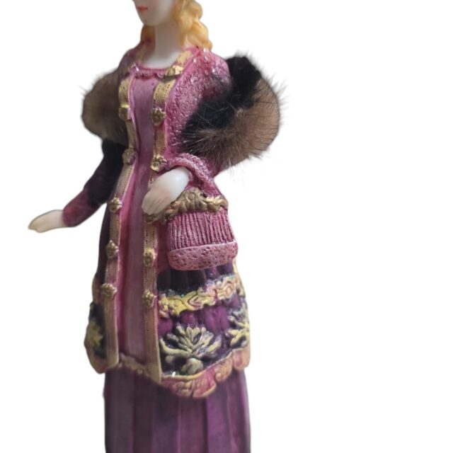 Escultura de dama da época de resina