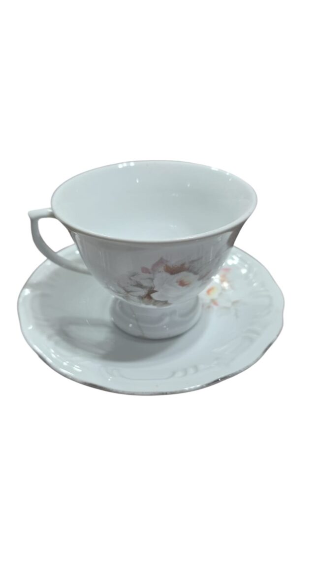 Xícara de chá com pires porcelana Schmidt, motivos florais e relevos