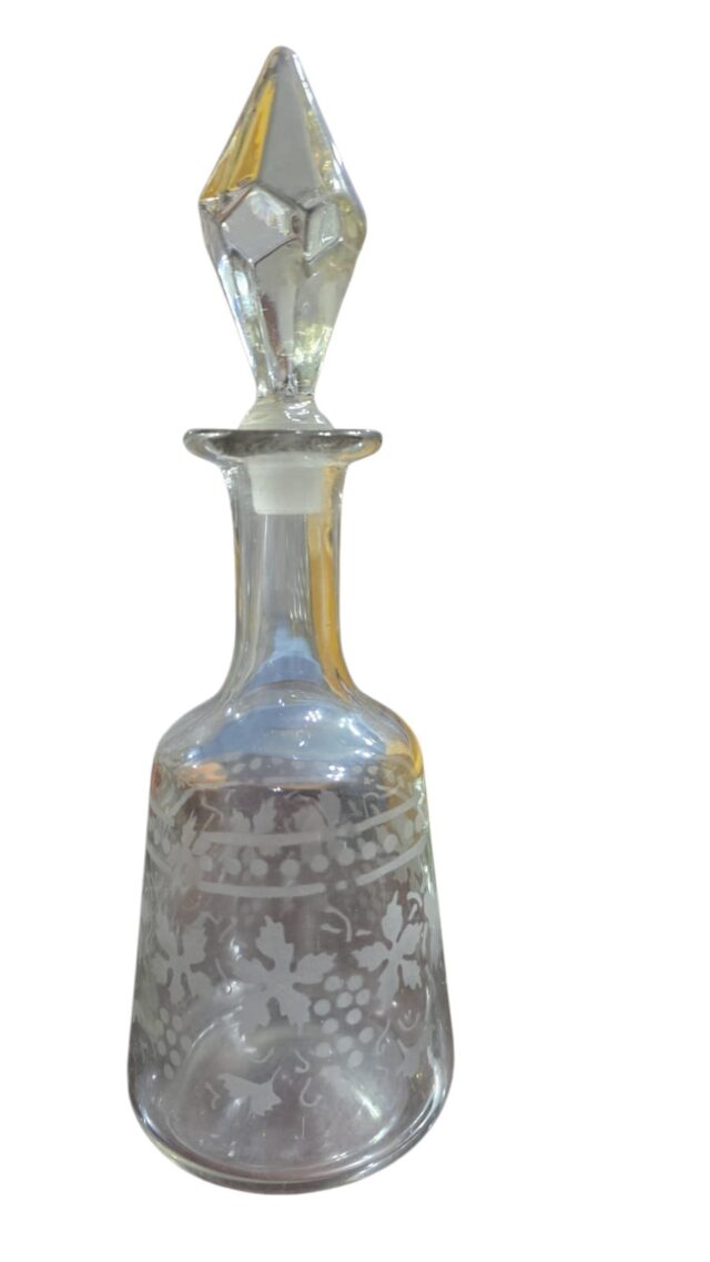 Antiga e pequena garrafa de cristal