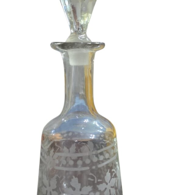 Antiga e pequena garrafa de cristal
