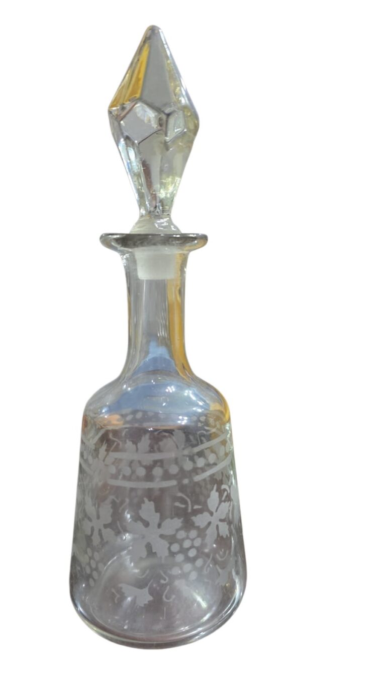Antiga e pequena garrafa de cristal