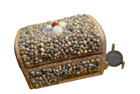 Baú artesanal de madeira ornamentado com conchas naturais