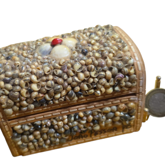 Baú artesanal de madeira ornamentado com conchas naturais