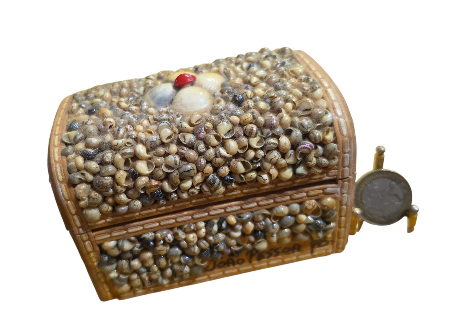 Baú artesanal de madeira ornamentado com conchas naturais