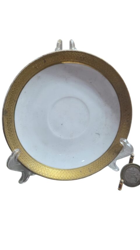 Pires de chá de porcelana com fartas dourações