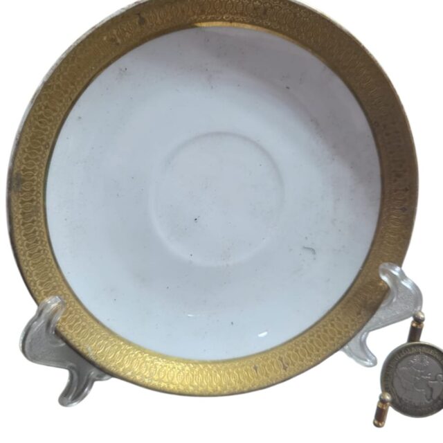 Pires de chá de porcelana com fartas dourações