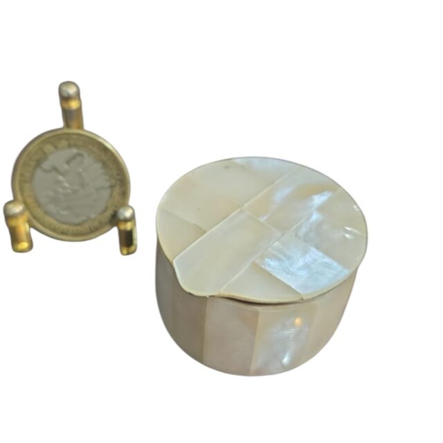 Elegante potiche com apliques em madrepérola