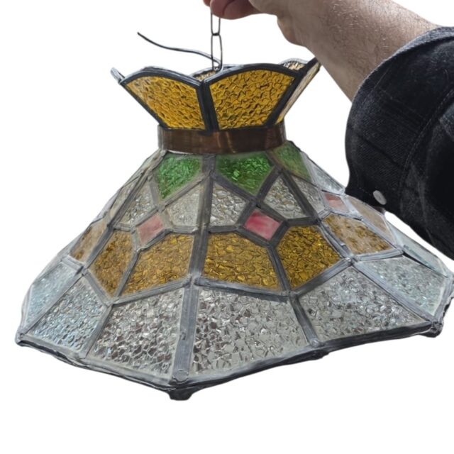 Belíssima e antiga luminária pendente estilo vitral