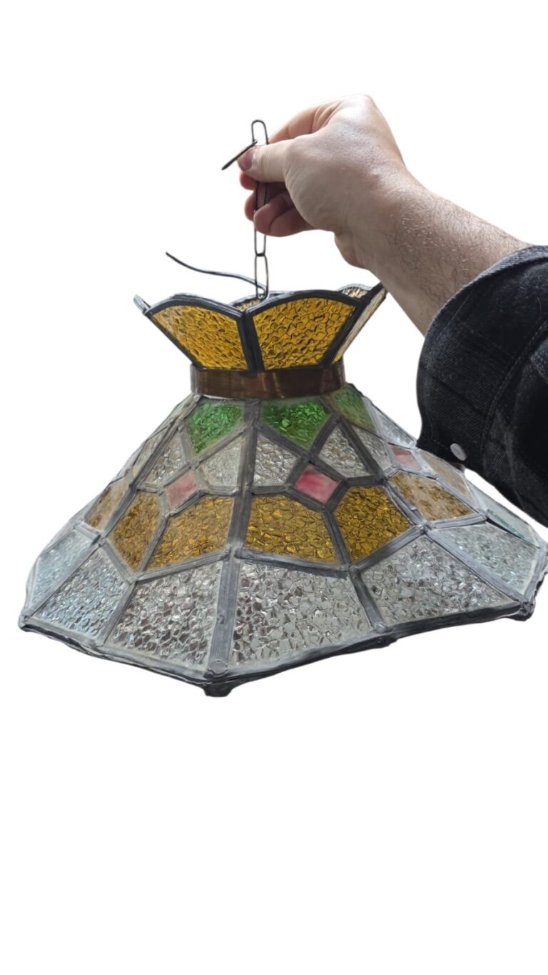 Belíssima e antiga luminária pendente estilo vitral